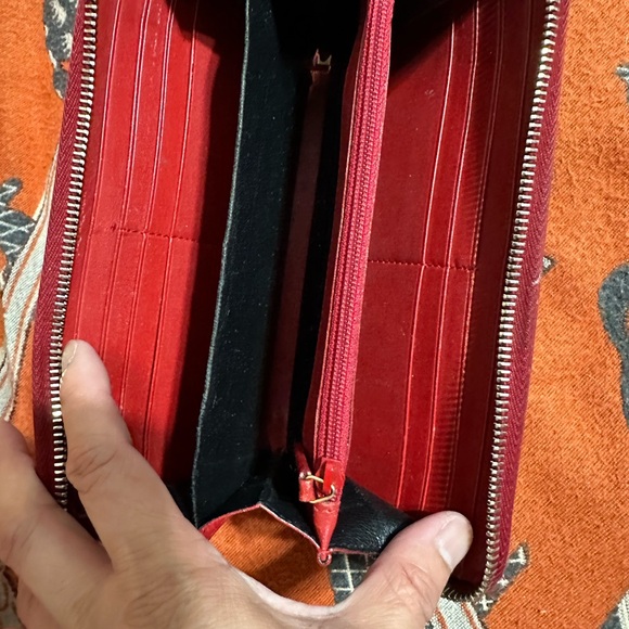 YVES SAINT LAURENT ❤️🌟 PATENT LEATHER RED ZIPPY WALLET ⭐️ - Picture 5 of 8